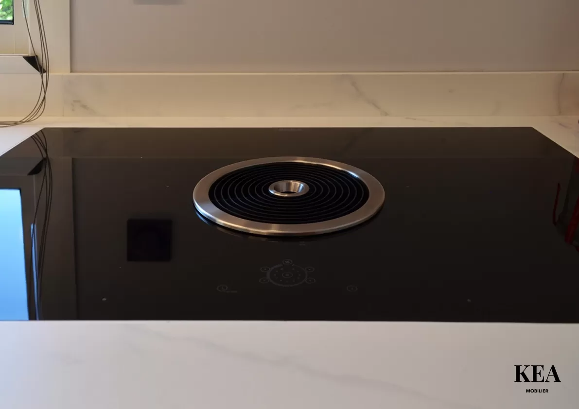 Plaque de cuisson aspirante Bora Plan de travail en marbre DEKTON Cuisine sur mesure à Lyon Hote indispensable