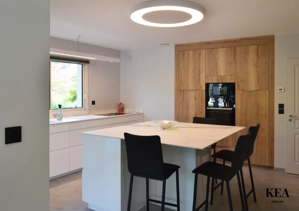 Cuisine sur mesure dans une maison à Charly. Ilot central, cuisine blanche et bois. Plan de travail en Dekton. Cuisine toute équipée à Lyon