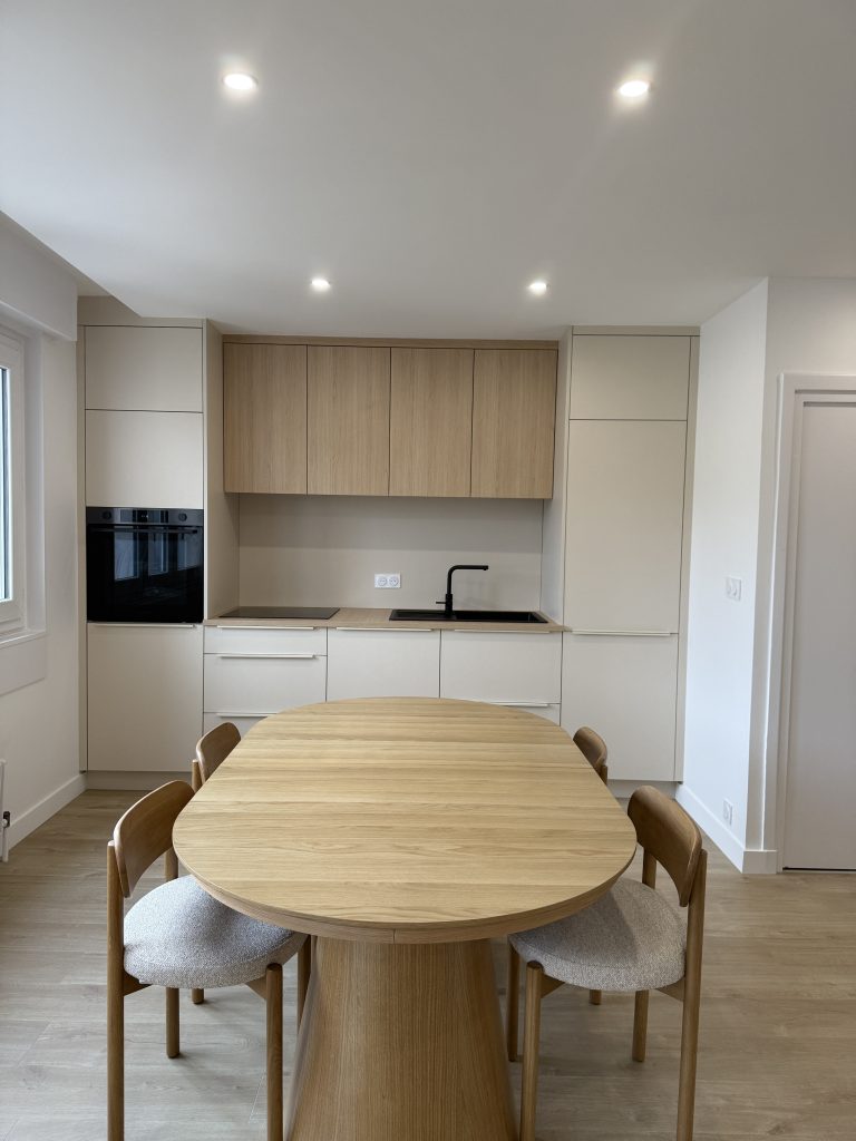 Cuisine sur mesure à Caluire. Cuisine équipée Beige et bois. Fabrication et installation d'une cuisine équipée à Lyon