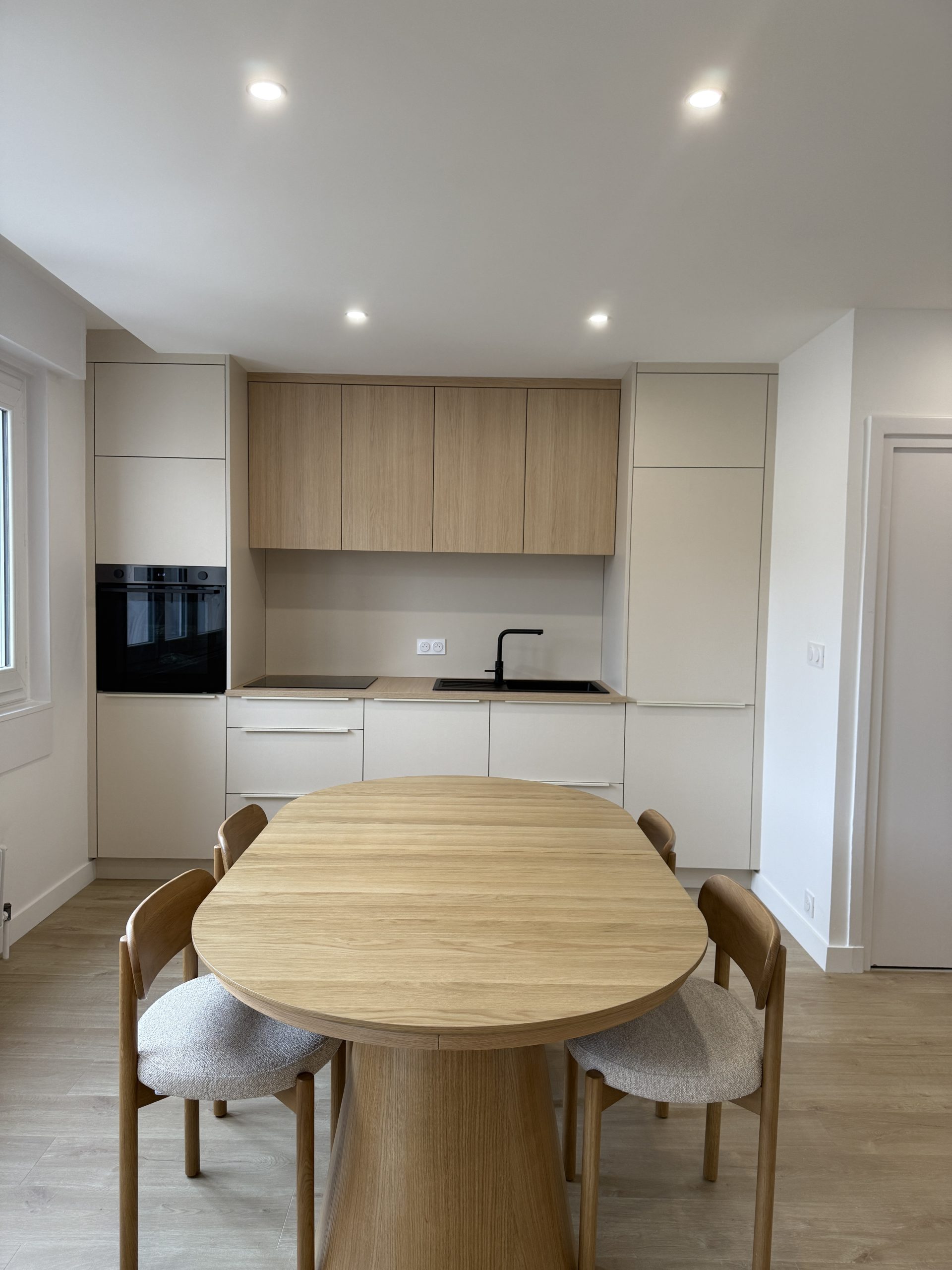 Cuisine sur mesure à Caluire. Cuisine équipée Beige et bois. Fabrication et installation d'une cuisine équipée à Lyon