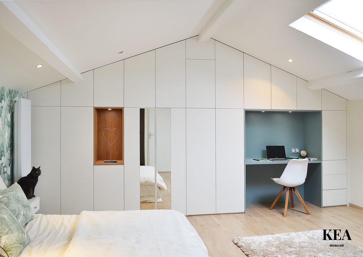 Fabrication d'un dressing sous pente à Lyon. Dressing sur mesure et bureau intégré